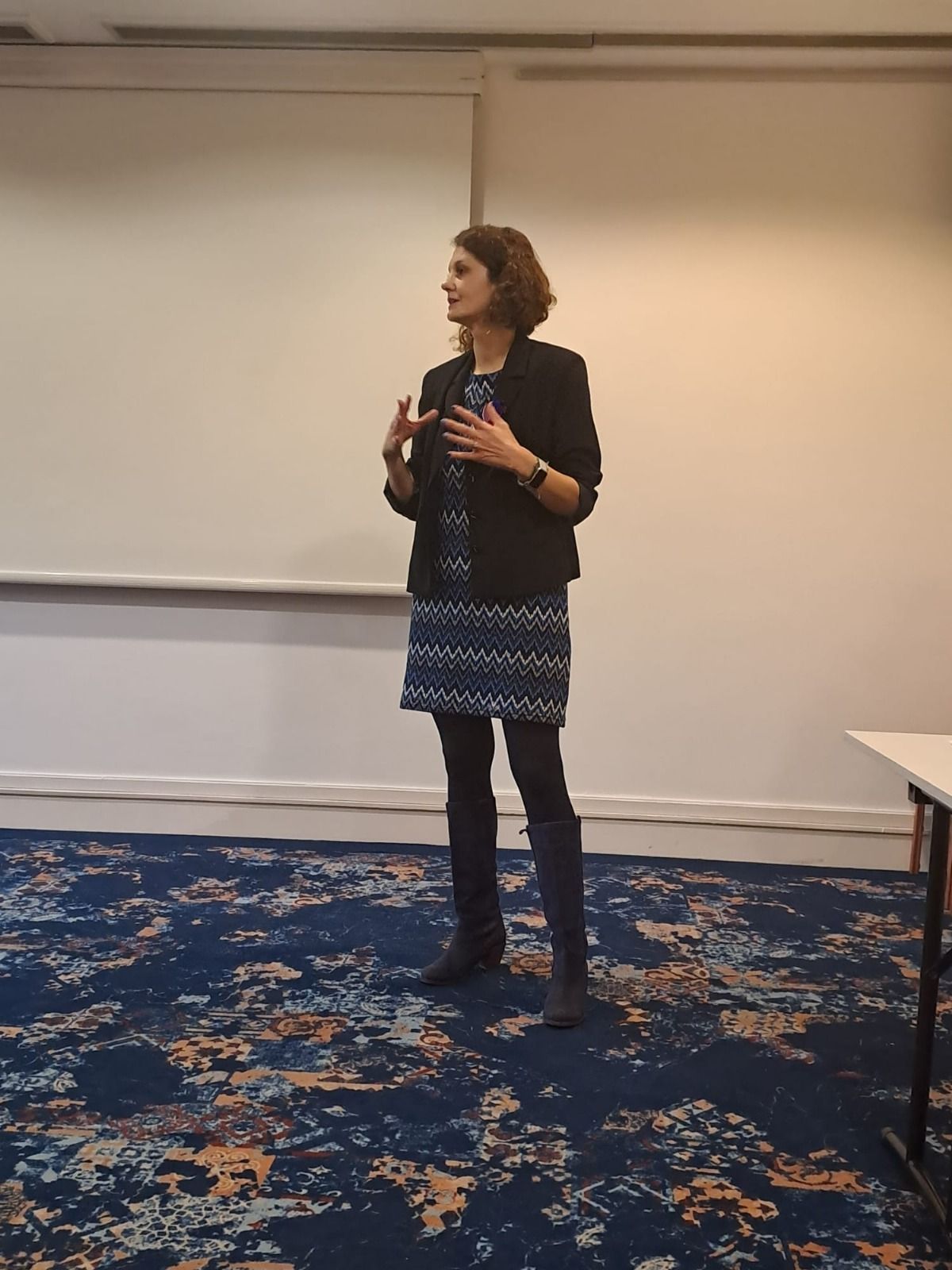 Veronica Țurlea facilitând un atelier într-o sală de conferințe
